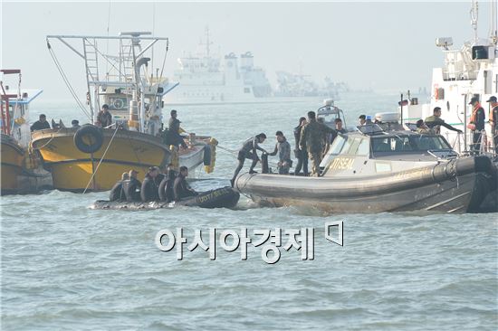 22일 오후 세월호 구조 작업을 진행 중인 잠수부들이 배를 갈아타고 있다. 사진=공동취재단