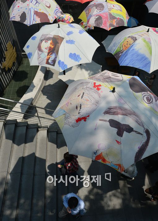 [포토]우산 그늘 아래로 