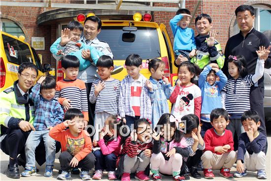 함평경찰, “어린이집 ‘안전하게 길 건너기’ 교육 실시”