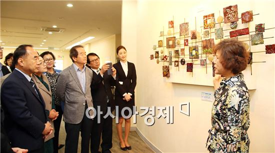 서기동 구례군수 등 참석자들이 대한민국압화대전에서 대통령상을 수상한 작품을 관람하고 있다.