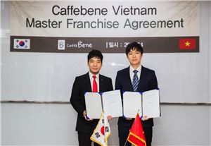 김선권 카페베네 대표(왼쪽)과 Ho Minh Hoang MH 그룹 대표가 마스터프랜차이즈 계약을 체결한 후 기념촬영을 하고 있다. 