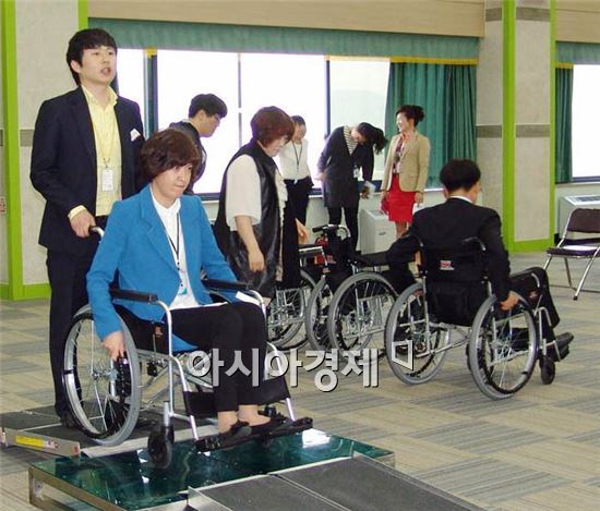 광주 광산구는 23일 오전 광산구청 7층 대회의실에서 공직자들을 대상으로 ‘장애인식개선 교육’을 실시했다.
