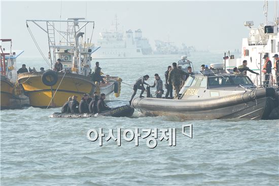 지난 22일 오후 세월호 구조작업에 투입된 해군 구조대원들이 보트를 옮겨타고 있다. 사진=공동취재단