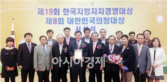 곡성군은 24일 오후 서울 공군회관에서 (사)한국공공자치연구원이 주최하는 제19회 한국지방자치경영대상에서 ‘복지보건부문 대상’을 수상하고 기념촬영을 하고있다.