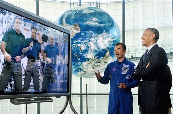 일본 우주인 "오바마, 여기는 국제우주정거장입니다"