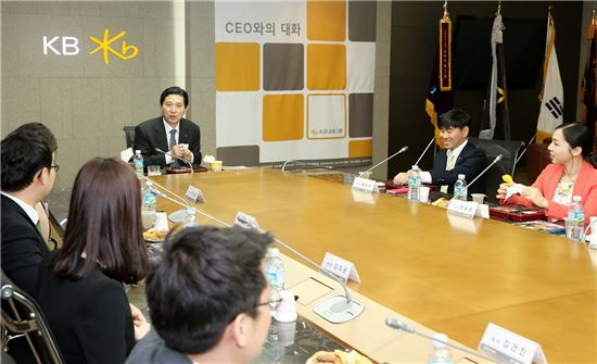 임영록 KB금융그룹 회장(가운데)이 24일 서울 명동 본점 회의실에서 직원들과 도시락을 함께 먹으면서 다양한 주제에 관해 대화를 나누고 있다. 