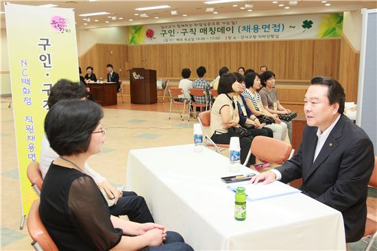 노현송 강서구청장(오른쪽)이 구민 대상으로 취업 상담을 하고 있다