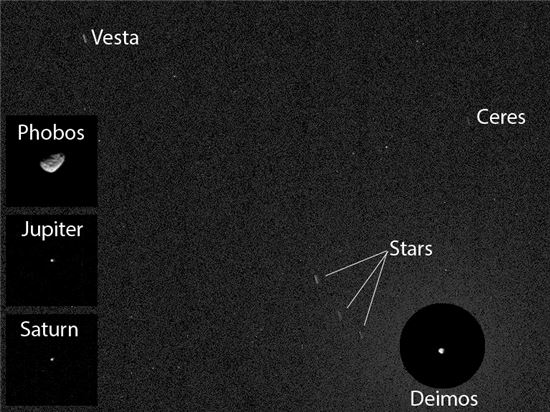 ▲큐리오시티가 촬영한 화성의 밤하늘. 목성, 토성이 보이고 소행성인 베스타와 세레스의 모습도 보인다.[사진제공=NASA]