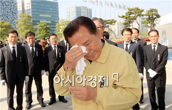 [포토]세월호  희생자 합동분향소에서 눈물 훔치는 박준영 전남지사
