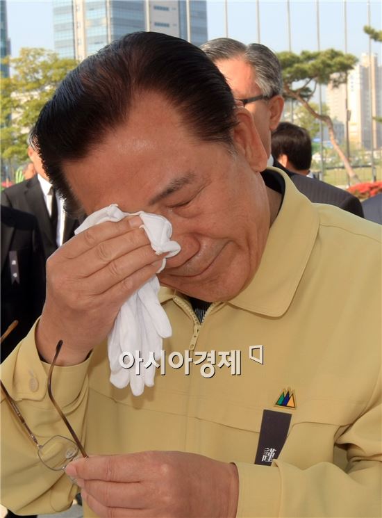 [포토]희생자를 생각하며 눈물 훔치는 박준영 전남지사 