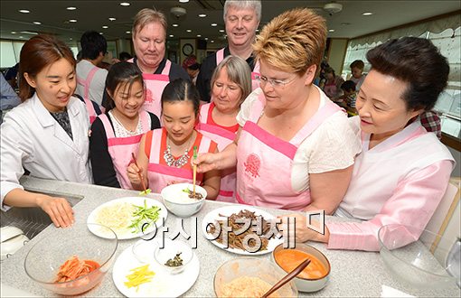 [포토]해외입양아들 한국 전통음식체험