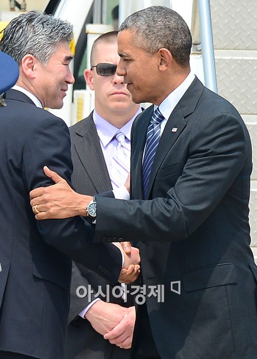 [포토]성 김 주한미국대사와 인사하는 오바마 대통령 