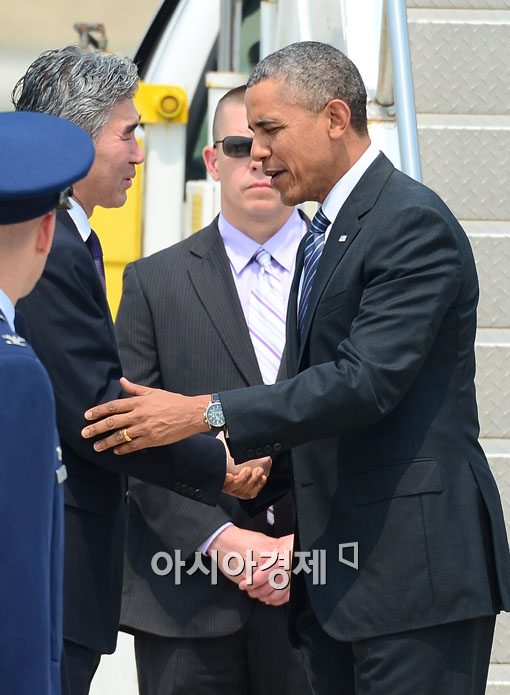 [포토]악수하는 오바마 대통령-성 김 주한미국대사 