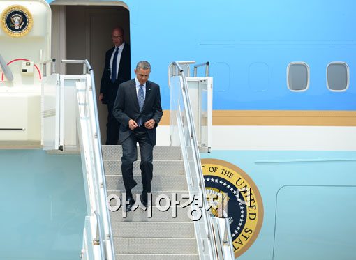 [포토]에어포스원 내려오는 오바마 대통령 