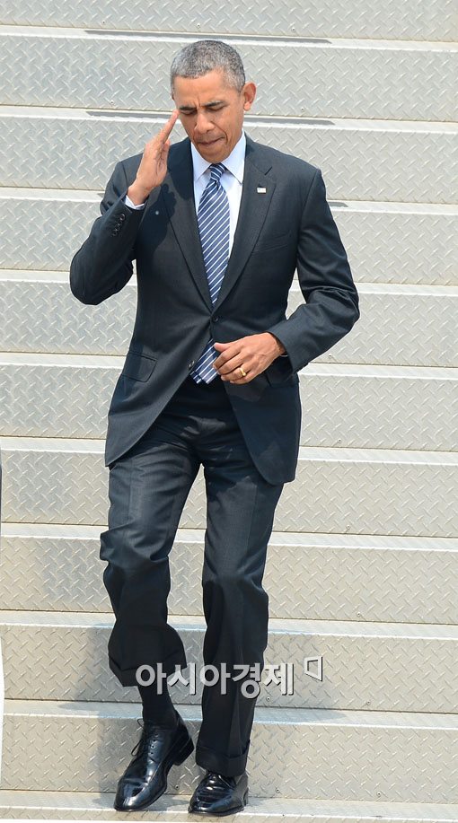 [포토]경례하며 입국하는 오바마 대통령 