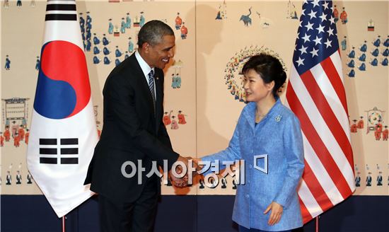 박근혜 대통령과 버락 오바마 미국 대통령이 25일 오후 청와대에서 열린 한-미 정상회담에 앞서 기념촬영하며 악수하고 있다