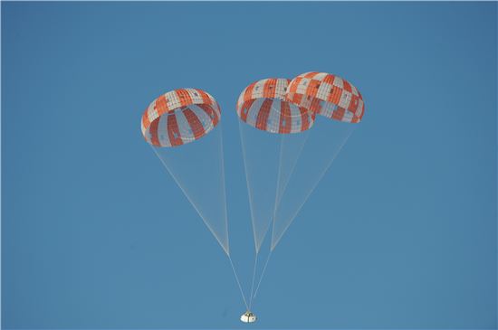 ▲'오리온' 우주선의 비상시 낙하산을 통한 탈출에 대한 실험이 진행됐다.[사진제공=NASA]