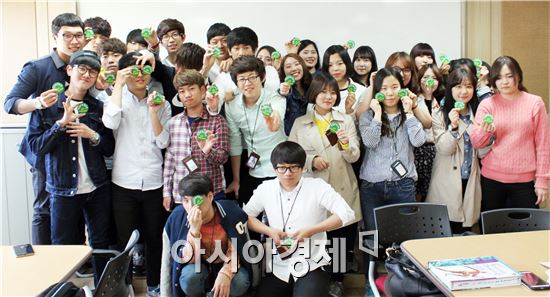 호남대는 ‘작업치료인 주간’(OT Pride week) 행사를 개최하고 기념촬영을 하고 있다.