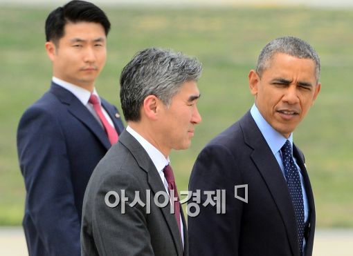 [포토]오바마 미 대통령, 성 김 주한미대사와 대화