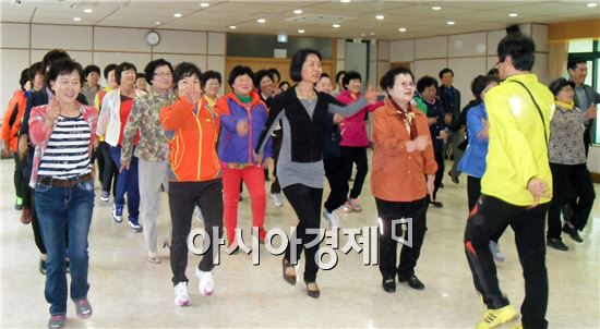 고흥군은  건강 두드림 365 걷기마을 리더 100명을 대상으로 올바른 걷기를 함께 배워보는 시간을 가졌다.