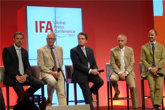 26일 터키 벨렉 레그눔 칼랴 호텔에서 'IFA 2014 글로벌 프레스 컨퍼런스'가 개최됐다. 옌스 하이데커 베를린 박람회 부사장(왼쪽)과 한스 요하임 캄프 독일 가전협회장(오른쪽) 등 IFA 주요 인사들이 참석해 올해 생활가전 시장 트렌드에 대해 소개했다. 