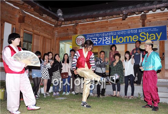 외국인 학생들이 담양군 창평면 유촌리 한옥마을에서 한복을 입고 제기차기 등 전통놀이를 체험하고 있다.