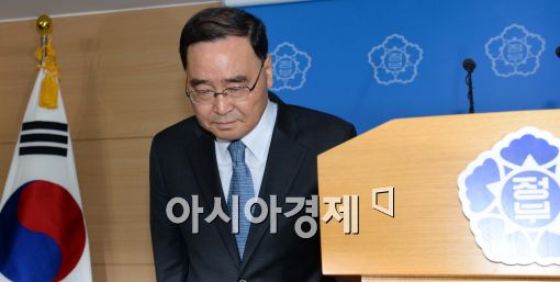 [포토]고개 숙인 총리