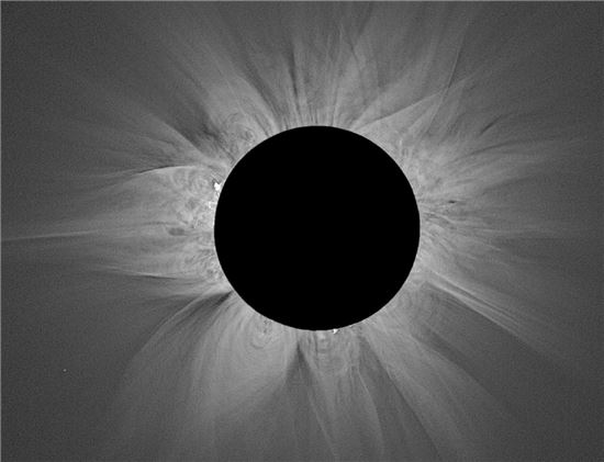 ▲달이 태양을 가리는 개기일식 때 태양에서 뿜어져 나오는 코로나를 육안으로도 볼 수 있다.[사진제공=뉴사이언티스트, 밀로슬라브 드루크뮐러]