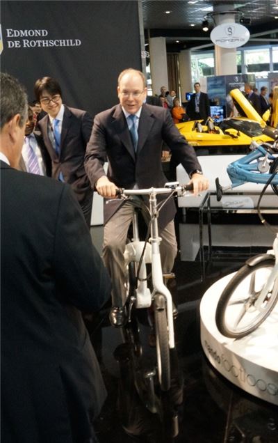 모나코 왕자 알버트 2세가 '탑 마르케스 모나코' 박람회 기간 한라마이스터 전시장에 들러 이 회사 전기자전거 만도풋루스를 타보고 있다.