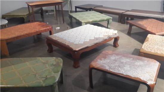 쓰나미로 인해 손상된 테이블 위 마모된 바닥재 문양을 복원해 붙인 작품들. 