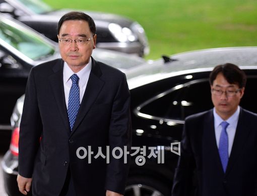 [포토]굳은 표정으로 출근하는 정 총리