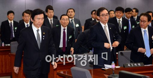 [포토]윤병세 장관, 2014 총영사회의 참석