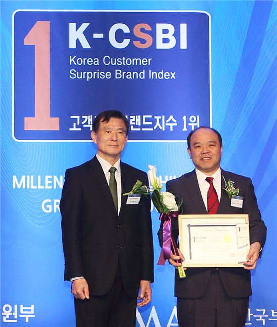 타케히코 키쿠치 한국닛산 대표(사진 오른쪽)가 한국 브랜드경영협회 '2014 고객감동 브랜드지수(K-CSBI)' 시상식에서 기념촬영을 하는 모습. 