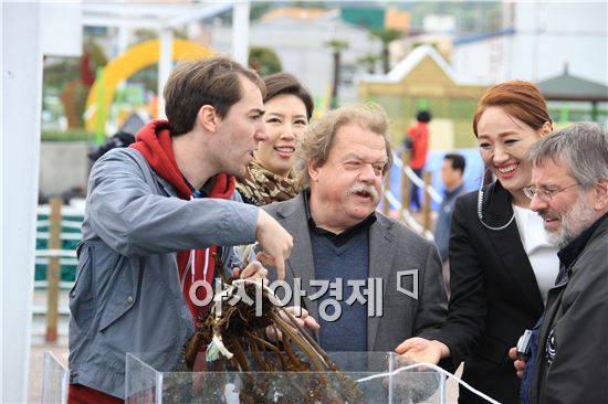 완도국제해조류심포지엄에 참석한 국외 석학들이 미역을 들고 흥미롭게 대화중이다.