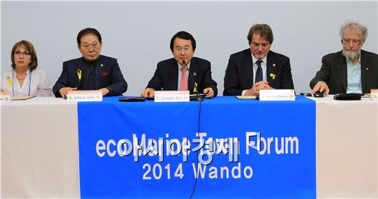 김종식 완도군수가 생태수산도시 시장들을 대표하여 완도선언문을 낭독하고 있다.