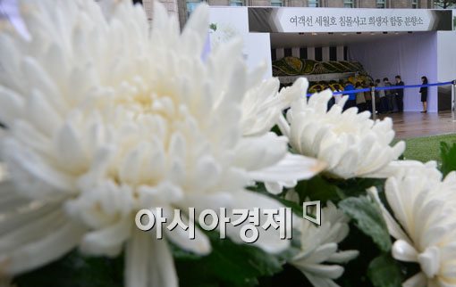 [포토]서울광장 합동 분향소, 시민들 발길 잇따라 