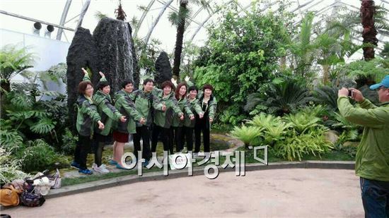 중국 크루즈관광객들이 순천만 정원에서 기념사진을 촬영하고 있다.