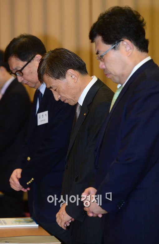 [포토]묵념하는 이주열 한국은행 총재 
