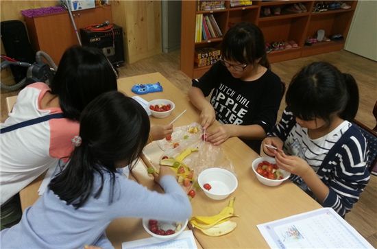 어린이들에게 건강 과일 먹이는 성북구  