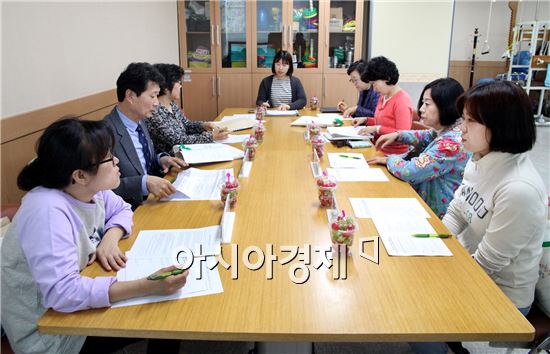 광주광역시 동구(구청장 노희용)는 28일 보건소 재활치료실에서 영화어린이집, 신나는어린이집 등 7개소 원장을 대상으로 아토피&#8228;천식예방관리사업 간담회를 개최했다. 사진제공=광주시 동구