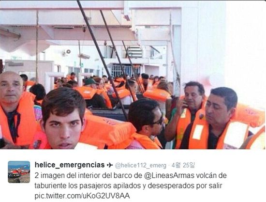 ▲ 구명조끼를 착용하고 갑판에서 구조를 기다리고 있는 스페인 여객선 승객들의 모습. 세월호 참사와 비교돼 주목을 받고 있다.(사진: helice emergencias 트위터)