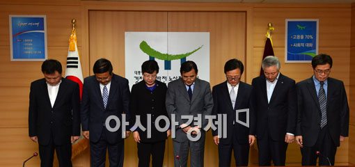 [포토]세월호 희생자 위해 묵념하는 노사정 간담회 참석자들 