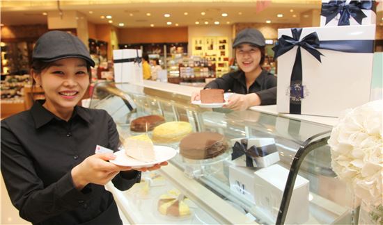 ▲ 신세계백화점 본점 'Lady M' 직원들이 크레이프케이크를 소개하고 있다.(사진: 신세계)