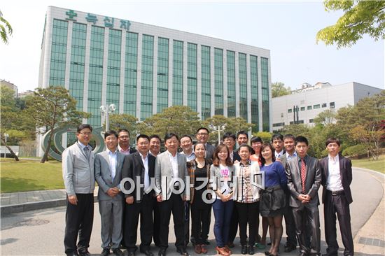 한국 연수 프로그램에 참가한 중국녹십자 우수직원 20여명이 지난 24일 녹십자 본사 목암빌딩 앞에서 포즈를 취하고 있다. 