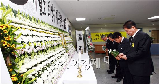 김호수 부안군수등 군 간부공무원들이 세월호 희생자들을  추모하고 있다.
