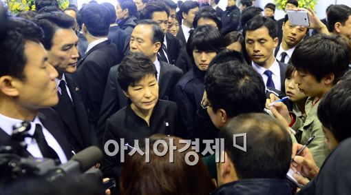 박근혜 대통령은 29일 세월호 사고 희생자 합동분향소를 찾아 조문하고 유가족들을 위로했다.