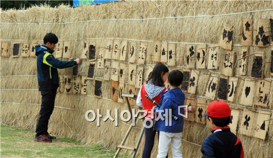 장보고기념관에서 진행되고 있는 내맘대로 김만들기 체험프로그램이 관람객들에게 큰 호응을 받고 있다.
