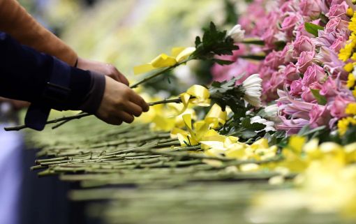 [포토]헌화하는 조문객들