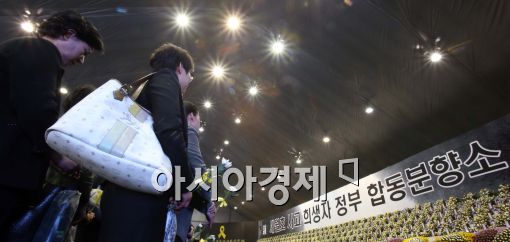 [포토]세월호 참사 희생자들 위해 조문하는 시민들