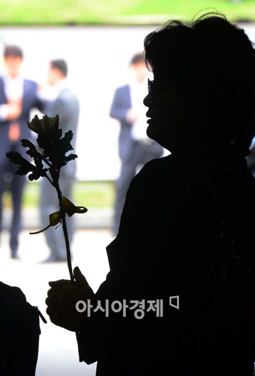 [포토]'헌화하기 위해…'